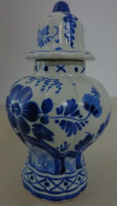 Gouda pottery decor Delfa apothecary jar