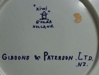 Gouda pottery Kiwi bird. mark