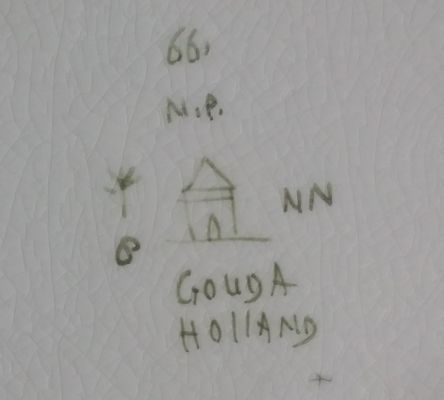 Gouda pottery decor NP mark