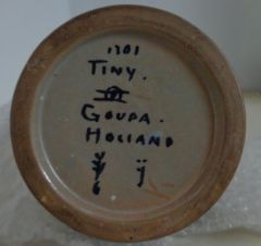 Gouda pottery decor Tiny mark
