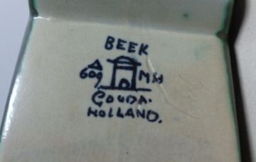 Gouda pottery decor Beek clog mark