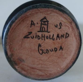 Gouda pottery decor Tiny mark